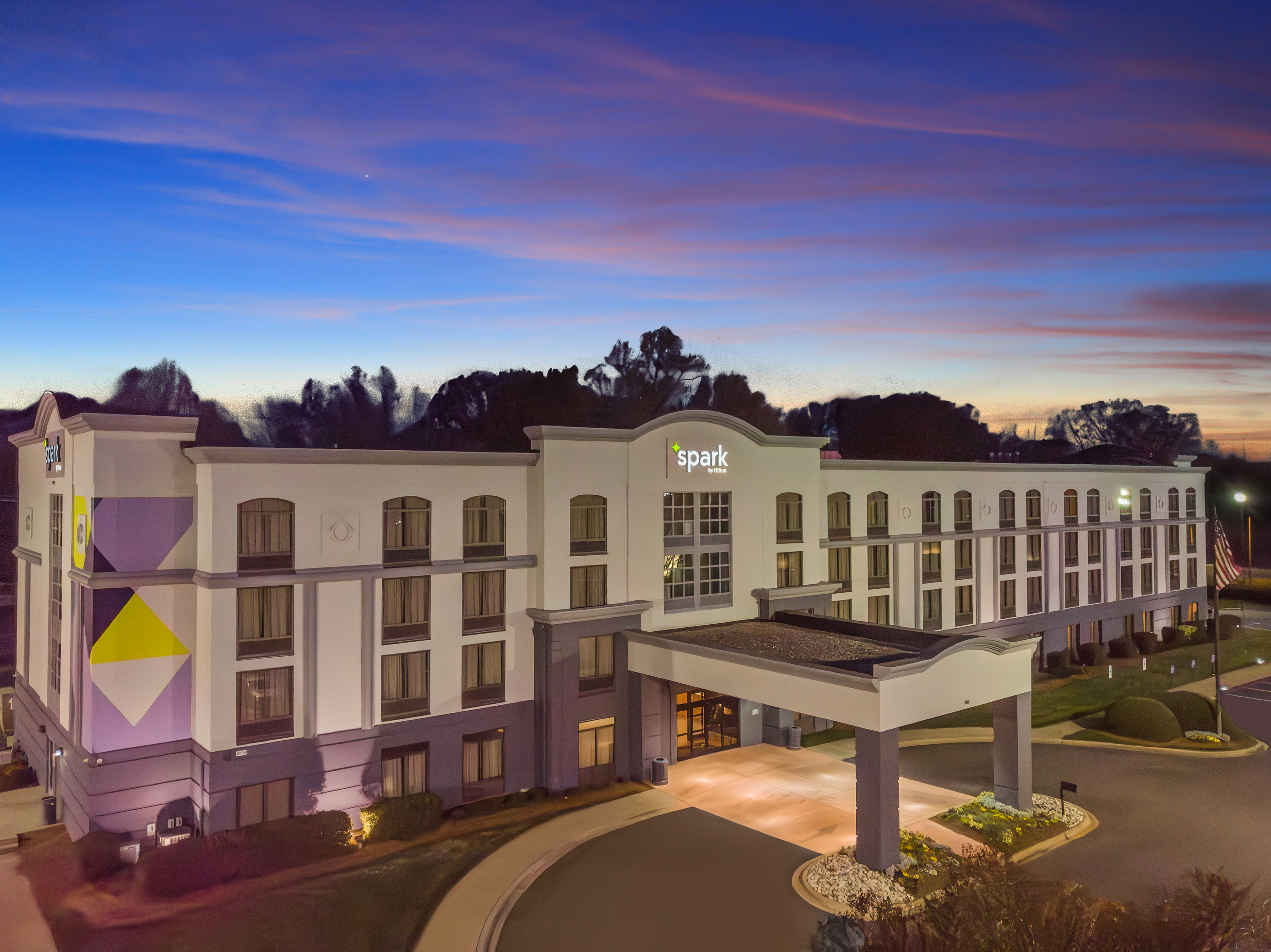 exterior photo of Spark by Hilton Charlotte Tyvola I-77 at night