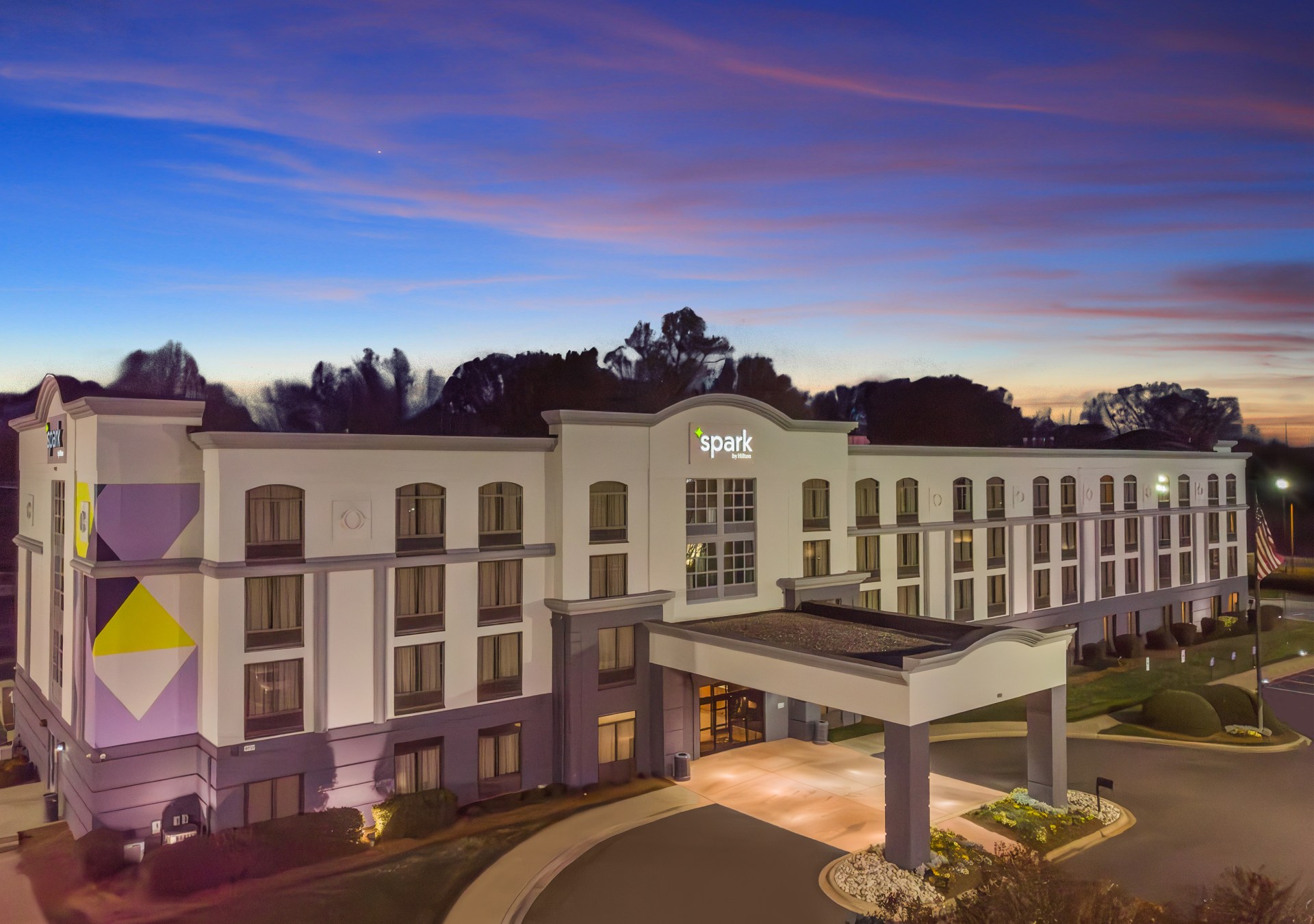 exterior photo of Spark by Hilton Charlotte Tyvola I-77 at night