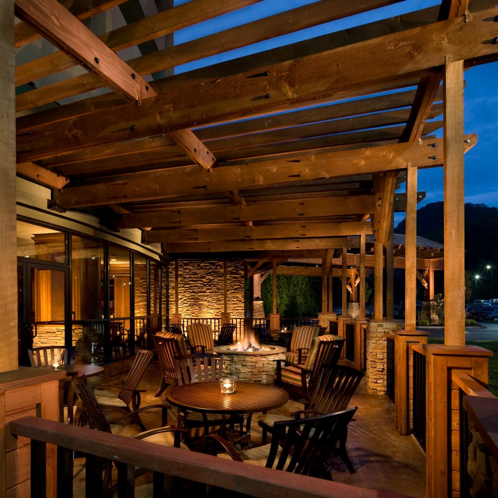 The Park Vista - a DoubleTree by Hilton Hotel - Gatlinburg - Firefly's Patio Lounge