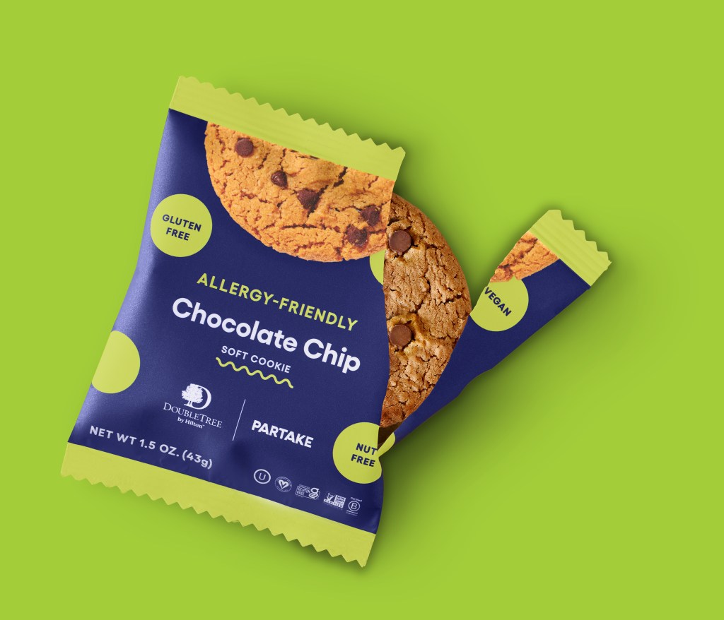 DoubleTree celebra el Día Nacional de la Galleta con chips de chocolate con galletas gratis 3 Galleta Aceptable para Alérgicos de DoubleTree en empaque