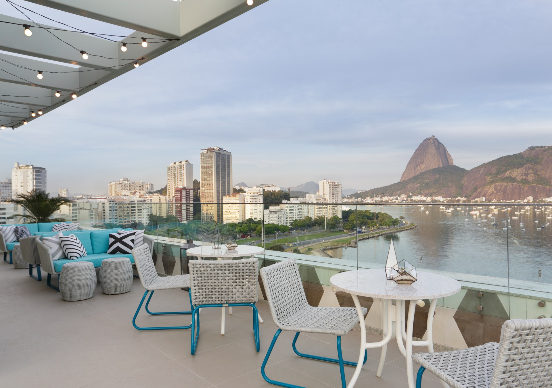 Yoo2 Rio de Janeiro, Tapestry Collection by Hilton - The Rooftop