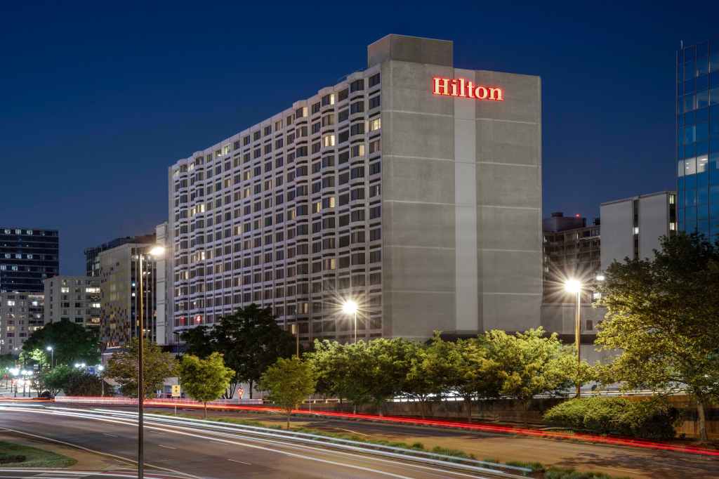 Hilton Arlington National Landing - Exterior at night