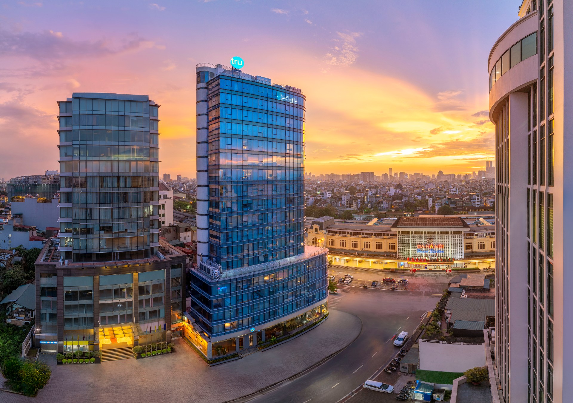 Tru by Hilton Hanoi Station Exterior of building