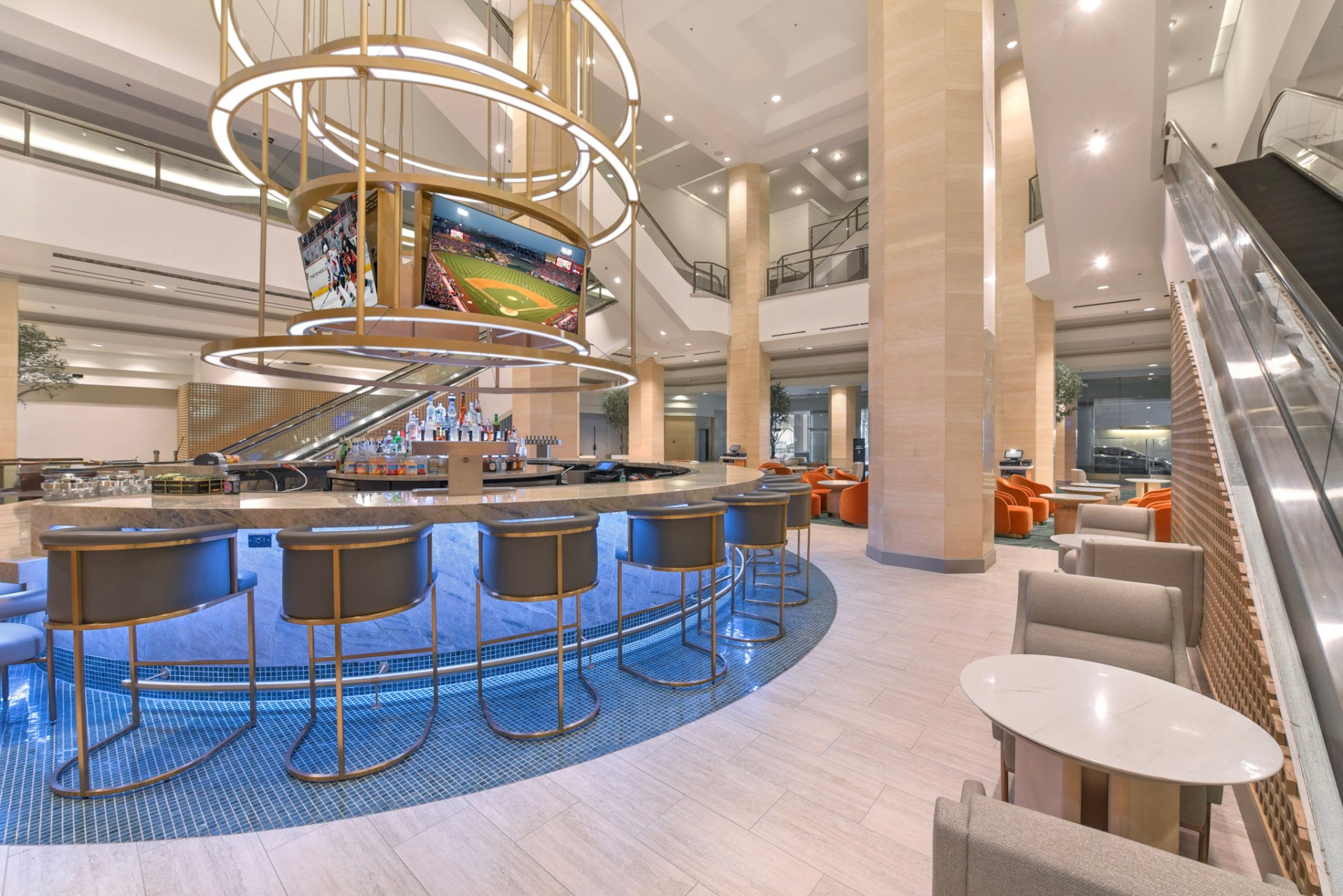 Hilton Anaheim - Lobby Lounge - Center Bar