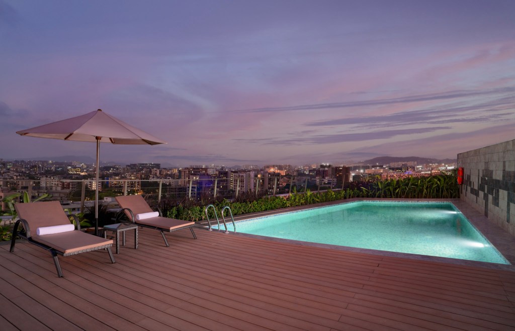 Hilton Garden Inn Mumbai International Airport - Pool