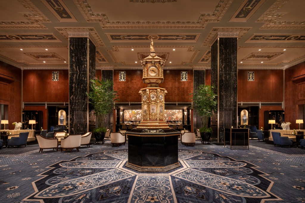 Waldorf Astoria New York - Waldorf Astoria Clock in the center of Peacock Alley