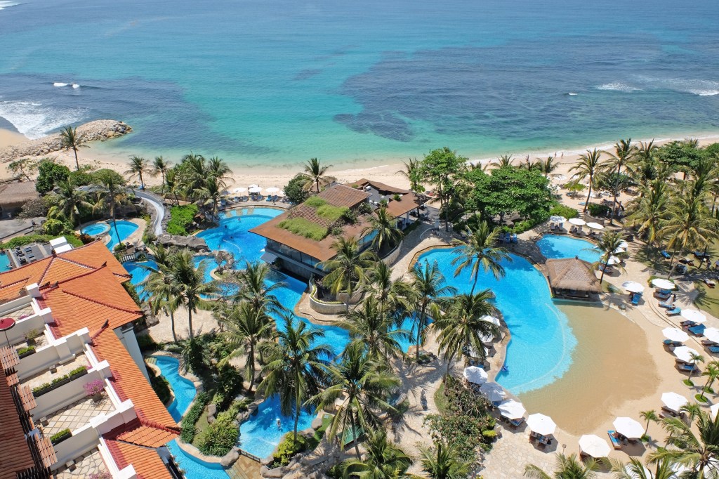 Hilton Bali Resort Pool, pool with a an ocean view, beach, white umbrellas, palm trees, bar