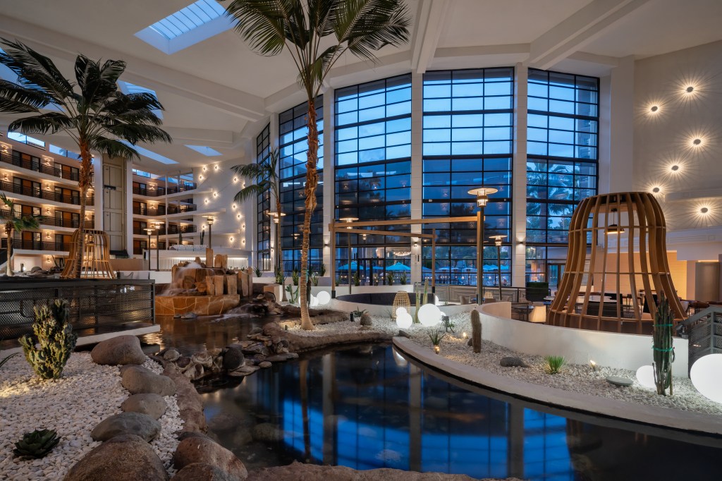 Embassy Suites by Hilton Phoenix Biltmore - Atrium