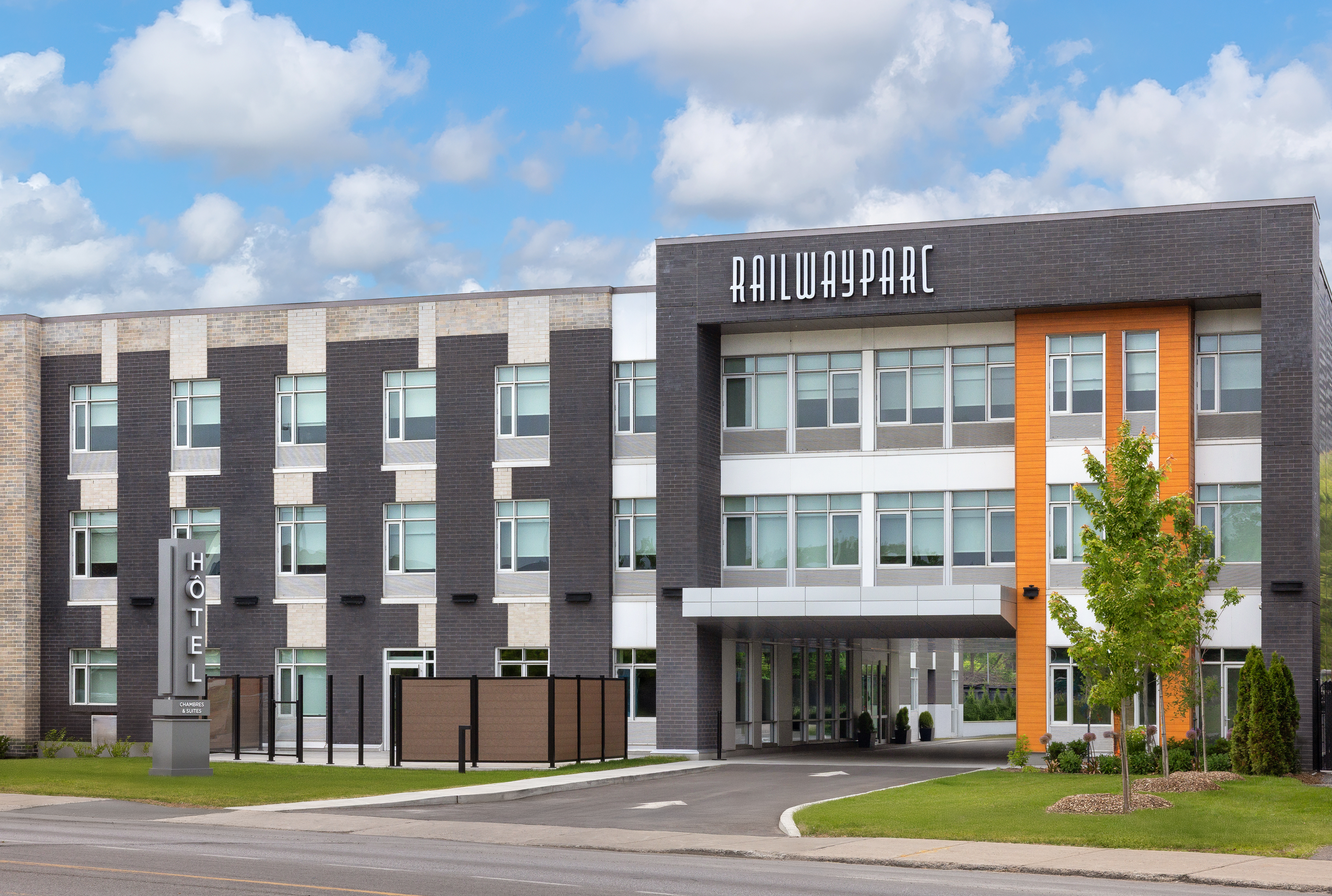 The exterior of the Hotel RailwayParc Montreal