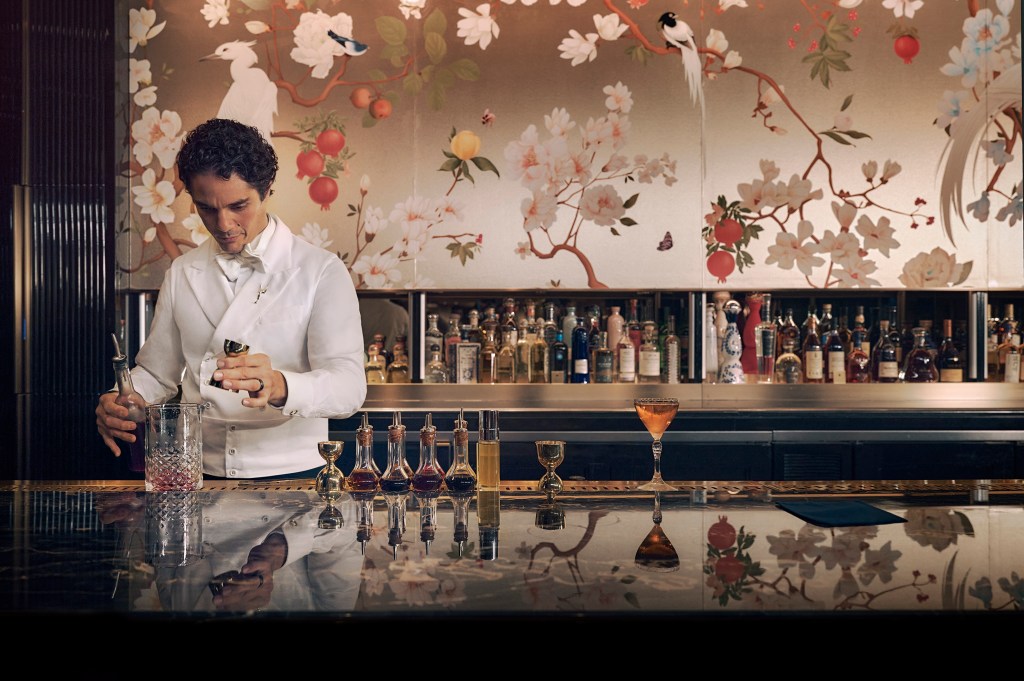 Waldorf Astoria New York_Bartender at Peacock Alley Bar_Hilton