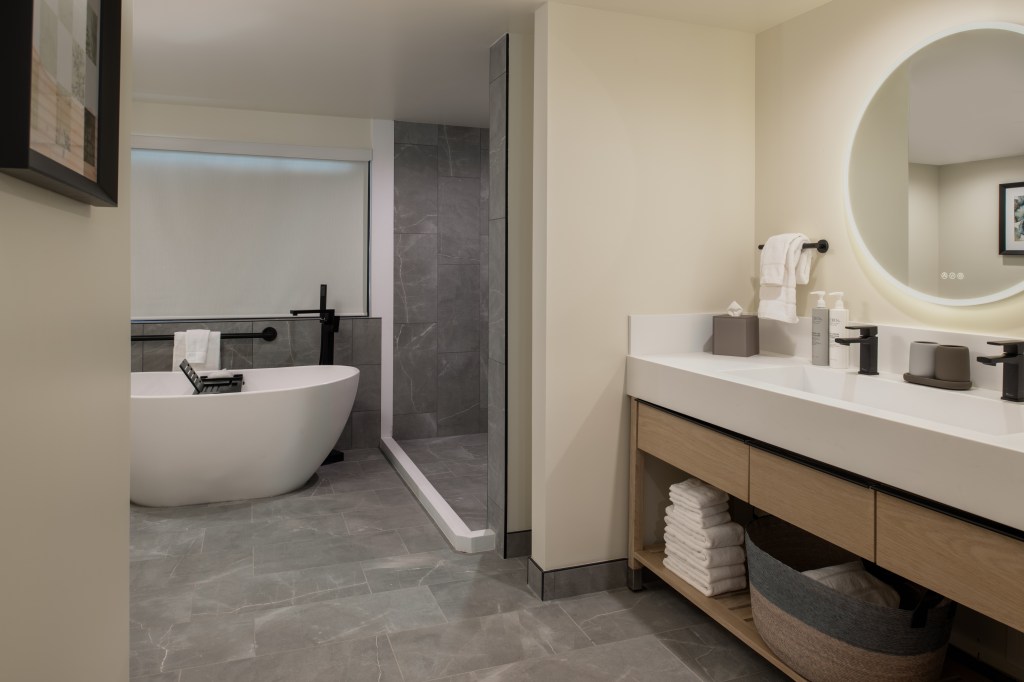 Casa Mani Resort Napa Valley, Curio Collection by Hilton - Guest Room - King Bathroom