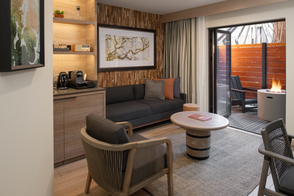 Casa Mani Resort Napa Valley, Curio Collection by Hilton - Guest Room - King Living Room Patio