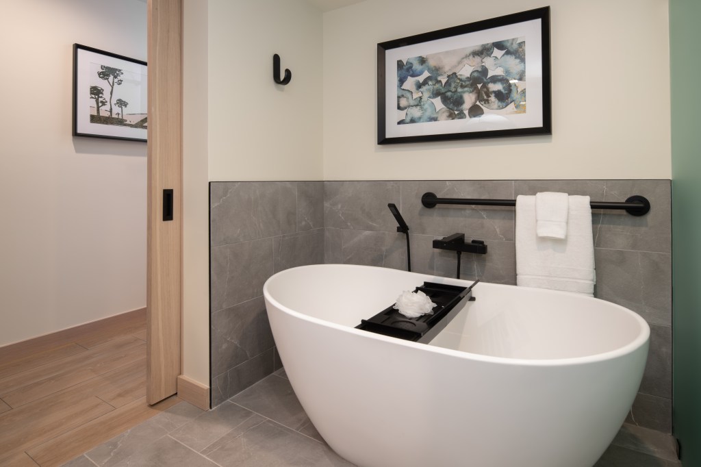 Casa Mani Resort Napa Valley, Curio Collection by Hilton - Guest Room - Standard Bath Tub
