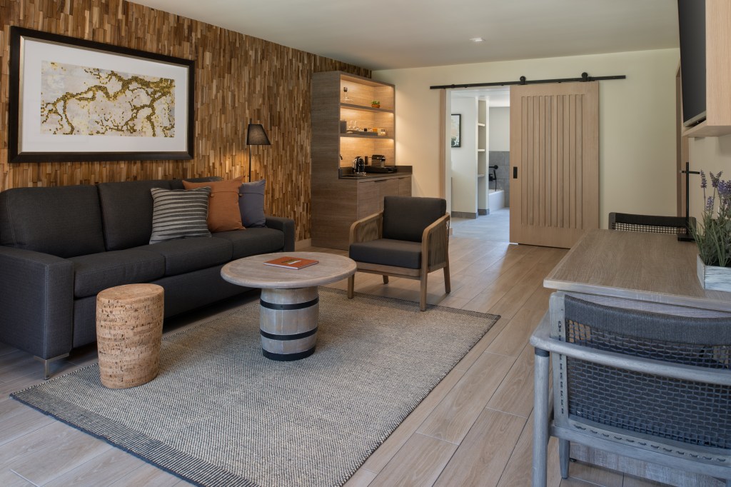 Casa Mani Resort Napa Valley, Curio Collection by Hilton - Guest Room - Two Queen Accessible Living Room 2