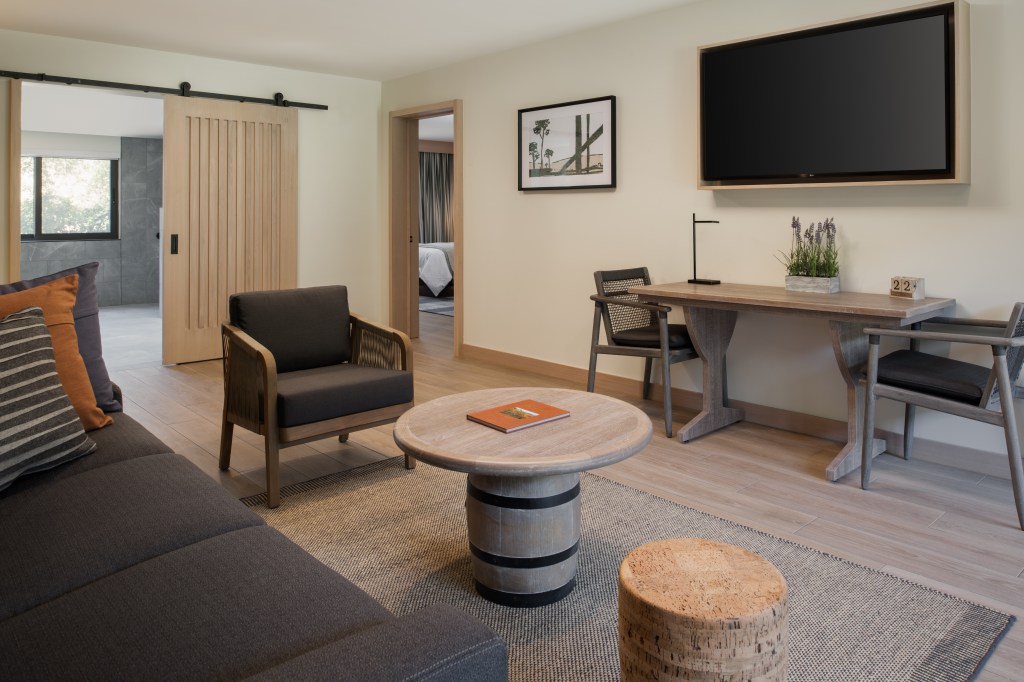 Casa Mani Resort Napa Valley, Curio Collection by Hilton - Guest Room - Two Queen Accessible Living Room